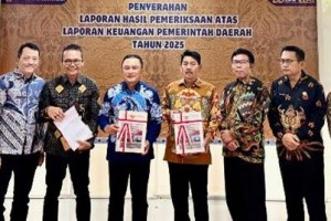 Bupati Kuningan berfoto bersama usai menerima penghargaan WTP.